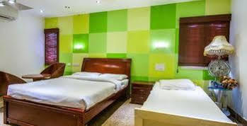 The Retreat Hotel Guduvancheri Exterior photo