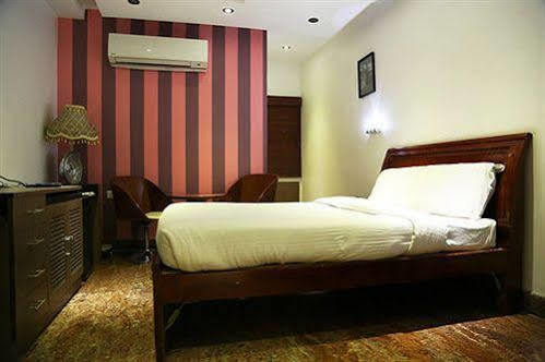 The Retreat Hotel Guduvancheri Exterior photo