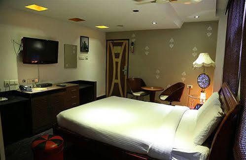 The Retreat Hotel Guduvancheri Exterior photo